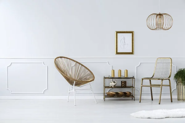 Cadeiras Douradas Anteroom Branco Interior Com Moldagem Parede Lâmpada Metal — Fotografia de Stock