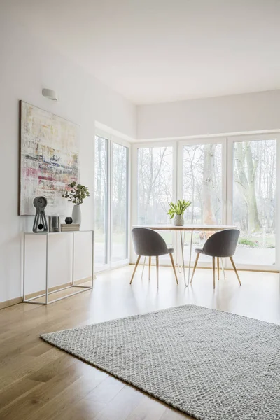 Poltronas Cinzentas Mesa Madeira Com Plantas Interior Brilhante Sala Estar — Fotografia de Stock