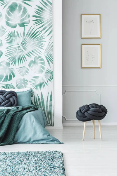 벽지를 나뭇잎과 포스터 인테리어에서 침대의 — 스톡 사진
