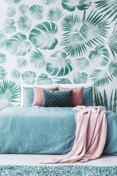 Interior Luminoso Habitación Con Manta Rosa Polvo Cama Fondo Pantalla —  Fotos de Stock