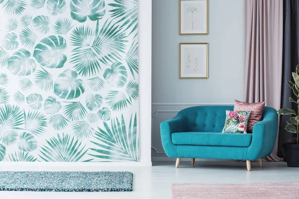 Sofá Color Turquesa Interior Sala Estar Frondoso Con Papel Pintado —  Fotos de Stock
