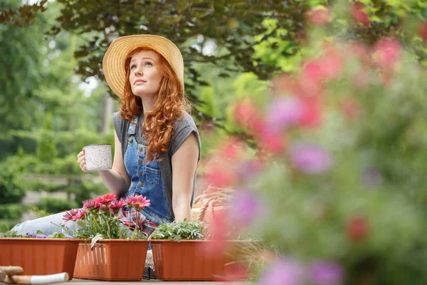 Mujer Pelirroja Sombrero Paja Tomando Mientras Relaja Jardín — Foto de Stock