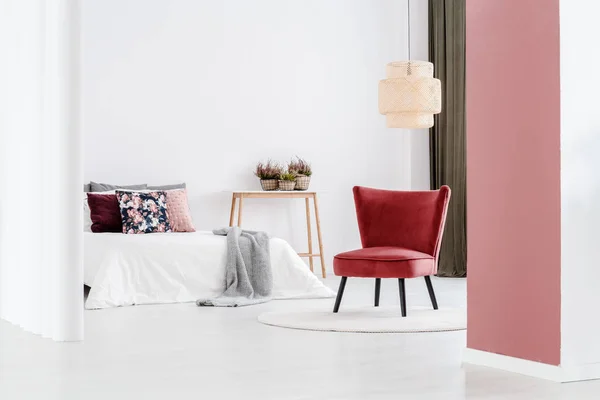 Interior Dormitorio Blanco Rosa Con Elegante Sillón Junto Una Cama —  Fotos de Stock