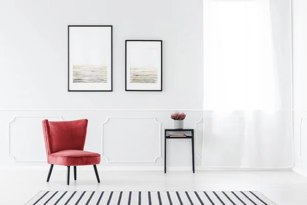 Paski Dywan Pobliżu Czerwony Fotel Szary Salon Wnętrza Plakatów Ścianie — Zdjęcie stockowe