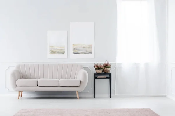 Lys Minimalistisk Stue Interiør Med Beige Sofa Stående Nær Vinduet - Stock-foto