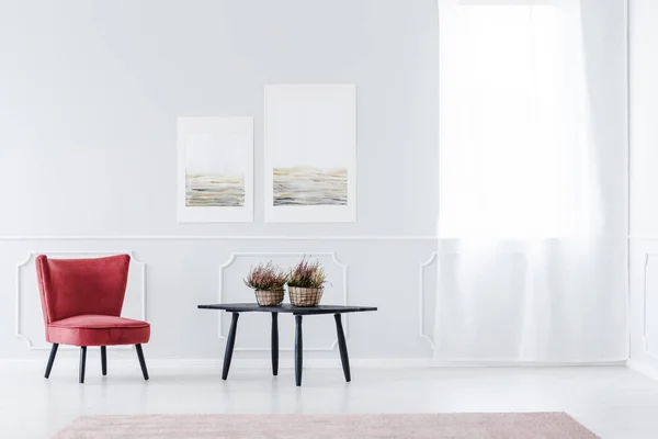 Czerwony Aksamitny Fotel Jasny Salon Wnętrza Czarny Stół Ściana Formowania — Zdjęcie stockowe