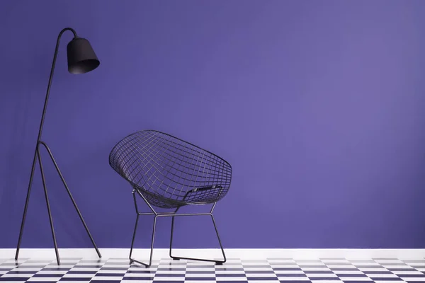 Schwarze Lampe Neben Einem Sessel Auf Schachbrettboden Violettem Interieur Mit — Stockfoto