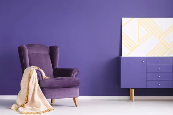 Dipinto Geometrico Mobile Viola Elegante Soggiorno Interno Con Una Coperta — Foto Stock