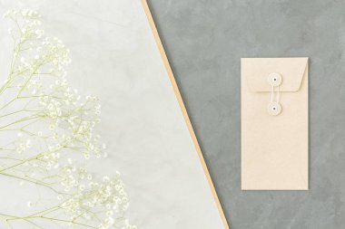 Küçük beyaz çiçekler ve açık ve koyu gri arka plan üzerinde zarf ile minimalist bir geometrik düzenleme