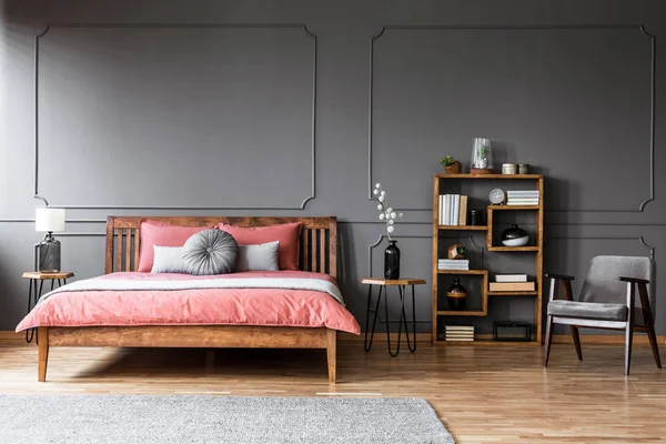 Houten Bed Met Roze Beddengoed Tegen Grijs Muur Met Molding — Stockfoto