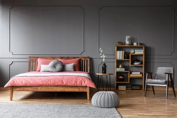 Pouf Grigio Vicino Letto Legno Con Lenzuola Rosa Elegante Camera — Foto Stock