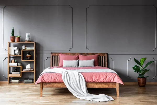 Luminosa Coperta Letto Rosa Letto Legno Camera Letto Grigia Interno — Foto Stock