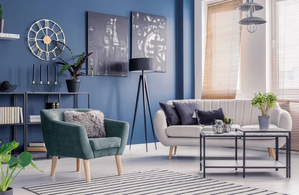 Marineblauwe Woonkamer Interieur Met Designer Inrichting Zwarte Artwork Elegante Comfortabele — Stockfoto