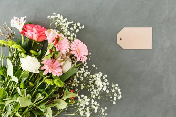 Ramo Flores Rosas Blancas Sobre Fondo Gris Con Una Tarjeta —  Fotos de Stock