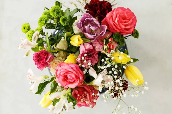 Ovanifrån Färgglad Bukett Vårens Blommor Rosa Rosor Och Gula Tulpaner — Stockfoto