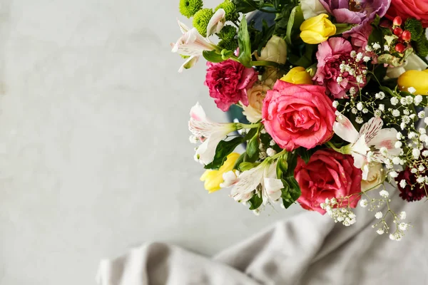 Κάτοψη Του Ένα Πολύχρωμο Μπουκέτο Από Λουλούδια Στην Γωνία Και — Φωτογραφία Αρχείου