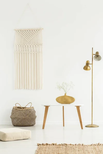 Macramé Bricolage Beige Sur Mur Blanc Meubles Bois Décorations Dorées — Photo