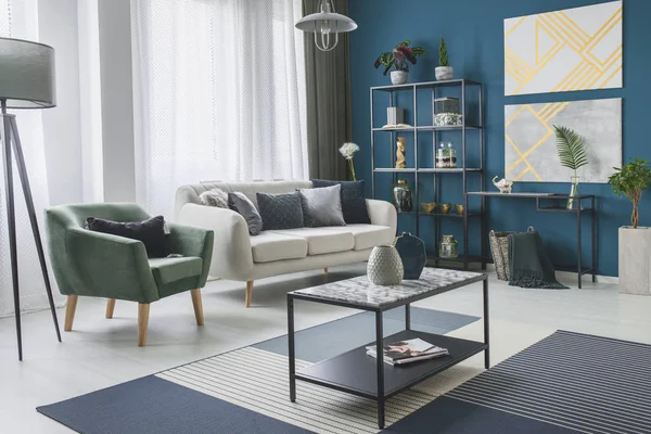 Grüner Sessel Neben Beigem Sofa Wohnzimmerinterieur Mit Goldenen Gemälden Und — Stockfoto