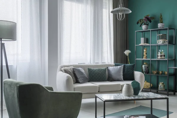 Kissen Auf Einem Sofa Der Nähe Von Sessel Flachen Interieur — Stockfoto