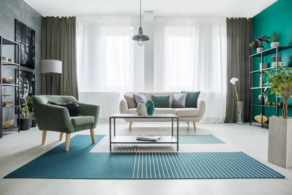 Tisch Auf Grünem Und Weißem Teppich Geräumigen Wohnzimmer Mit Sessel — Stockfoto