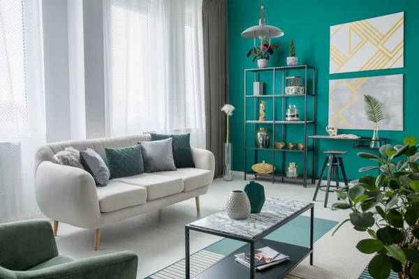 Beiges Sofa Gemütlichen Wohnzimmerinterieur Mit Goldgemälden Grüner Wand Mit Schwarzem — Stockfoto
