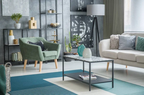 Tisch Zwischen Grünem Sessel Und Sofa Modernen Wohnzimmerinterieur Mit Schwarzen — Stockfoto