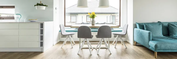 Panorama Cadeiras Cinza Mesa Com Flores Amarelas Lado Settee Azul — Fotografia de Stock