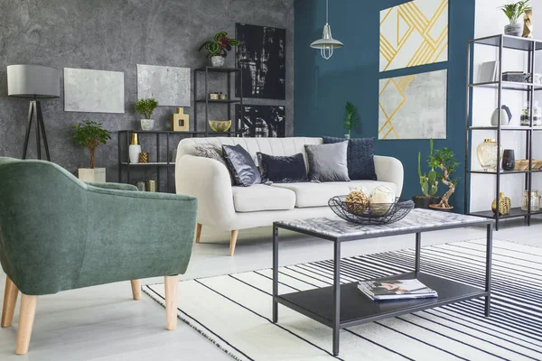 Lage Hoek Tafel Gestreepte Rug Naast Een Groene Fauteuil Slaapbank — Stockfoto