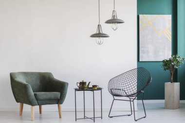 Modern oturma odası iç tablo, bitki ve duvardaki resim Çaydanlık Seti ile iki koltuk, lambalar,