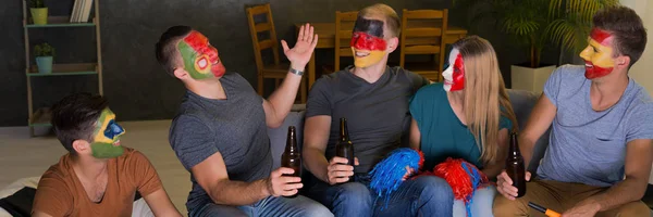 Jóvenes Simpatizantes Internacionales Viendo Partido Juntos Indoor — Foto de Stock