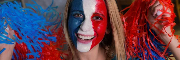 Porträtt Lyckliga Kvinnliga Franska Fläkt Jublande Med Målade Ansikte — Stockfoto