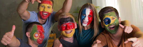 Internationella Målade Ansikten Sport Fans Med Tummen Upp — Stockfoto