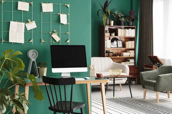 Pflanze Neben Einem Holzstuhl Mit Desktop Computer Grünen Arbeitsbereich Offenen — Stockfoto