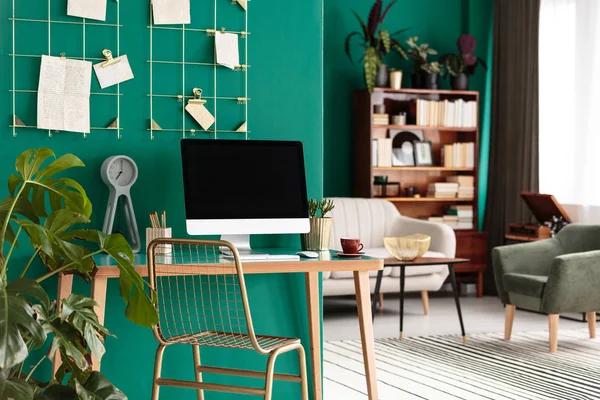 Ofis Bitki Yeşil Duvara Ile Masaüstü Bilgisayar Ile Ahşap Masasında — Stok fotoğraf