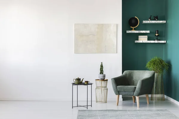 白色和绿色客厅内部与扶手椅 茶壶和书架 — 图库照片