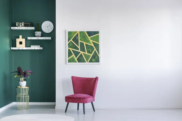 Moderno Interior Blanco Verde Con Sillón Rojo Estantes Planta Pintura —  Fotos de Stock