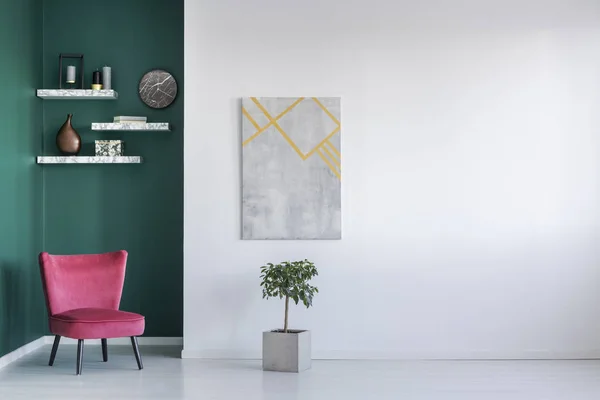 Intérieur Minimaliste Blanc Vert Avec Fauteuil Rouge Une Plante Peinture — Photo