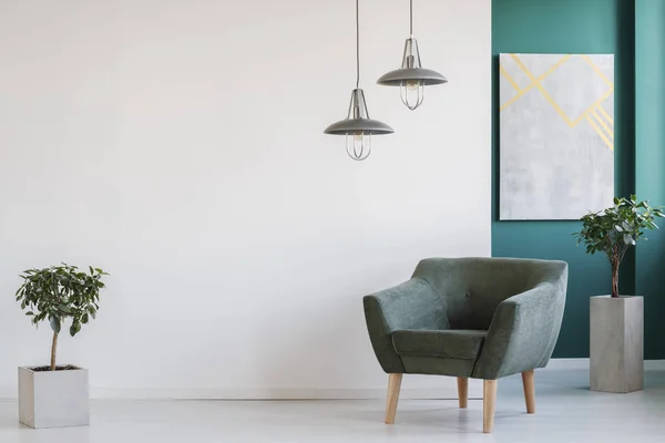 Betonnen Plantenbakken Industriële Kroonluchters Een Donkere Moderne Fauteuil Een Minimalistische — Stockfoto