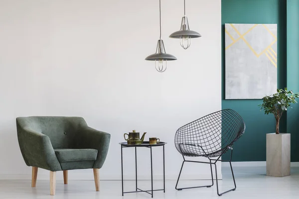 Salon Intérieur Moderne Avec Deux Fauteuils Lampes Théière Sur Table — Photo