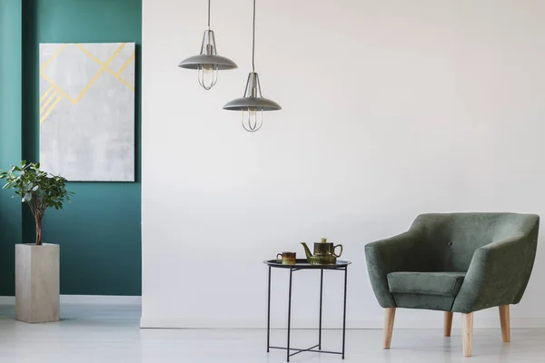 Chambre Moderne Verte Blanche Avec Théière Sur Table Fauteuil Plante — Photo