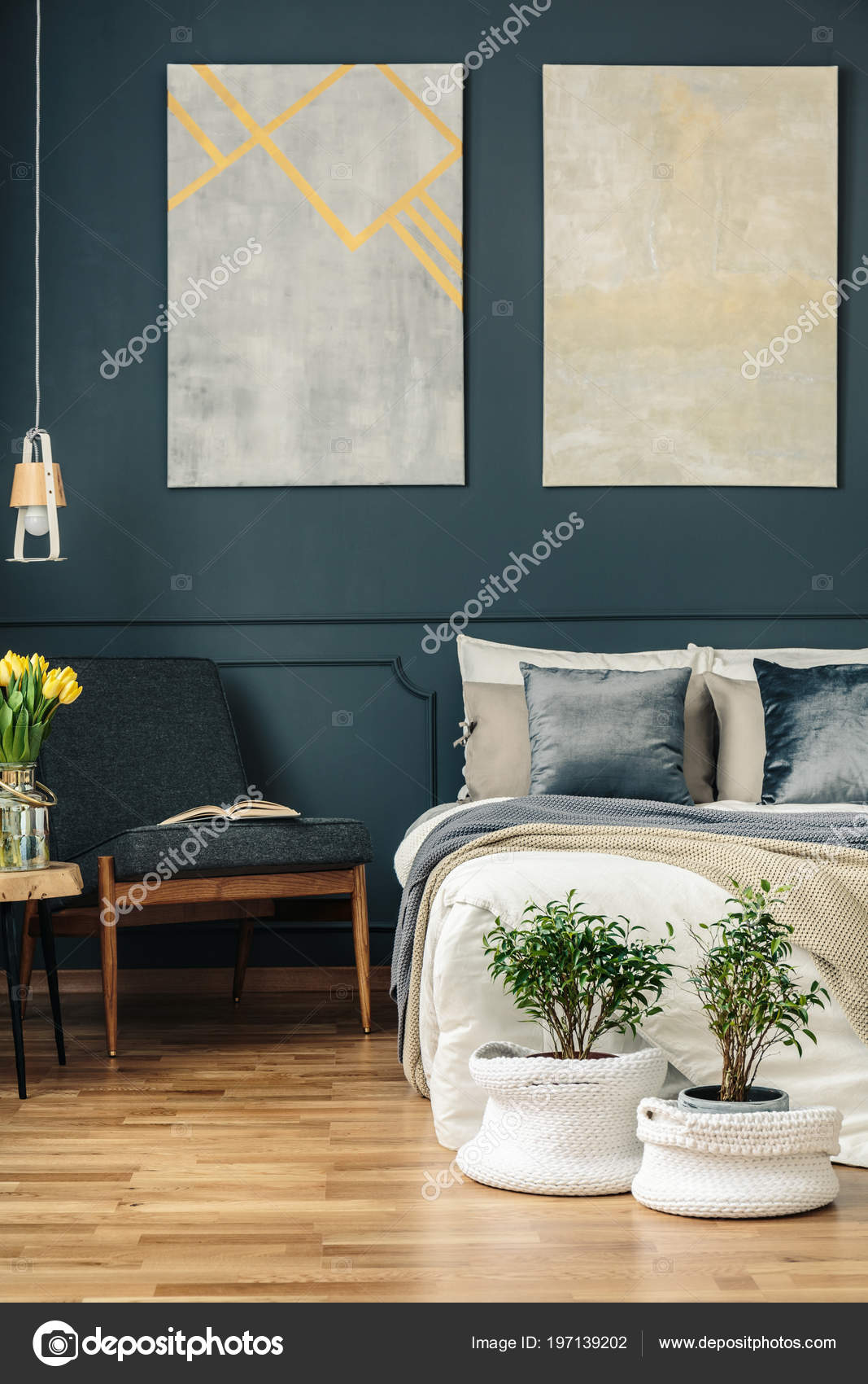 Vintage Slaapkamer Interieur Met Fauteuil Bed Bloemen Planten ... Vintage Slaapkamer Interieur Met Fauteuil Bed Bloemen Planten ...