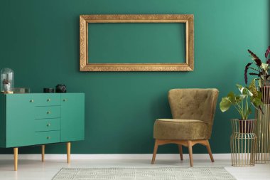 Yeşil dolap ayakta taze bitkiler ve koltuk oturma odası iç dekorasyon ve kaktüs yerleştirilen