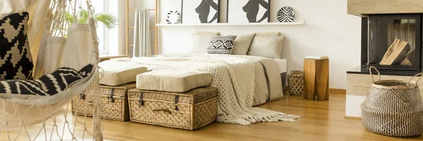 Weiße Strickdecke Auf Einem King Size Bett Hellen Schlafzimmerinnenraum Mit — Stockfoto