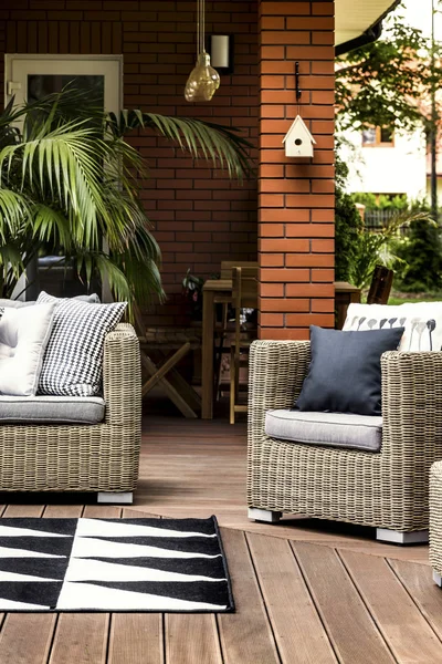 别墅的木质露台 舒适的藤扶手椅和沙发 — 图库照片