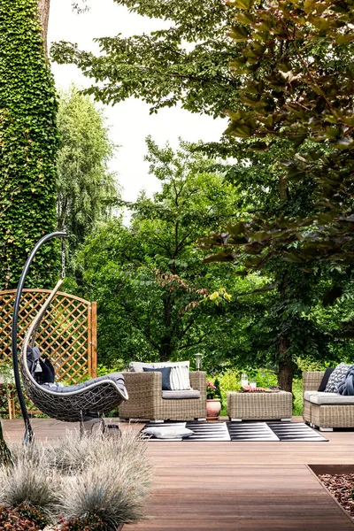 Güneşli bir günde rahat bahçe mobilyaları ile bir yaz geri çekilme, açık alan