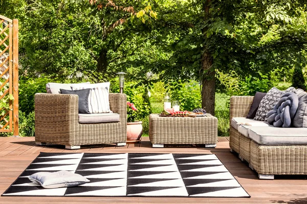 Gemütliche Gartenmöbel Und Geometrische Teppiche Auf Einer Terrasse Kurort — Stockfoto