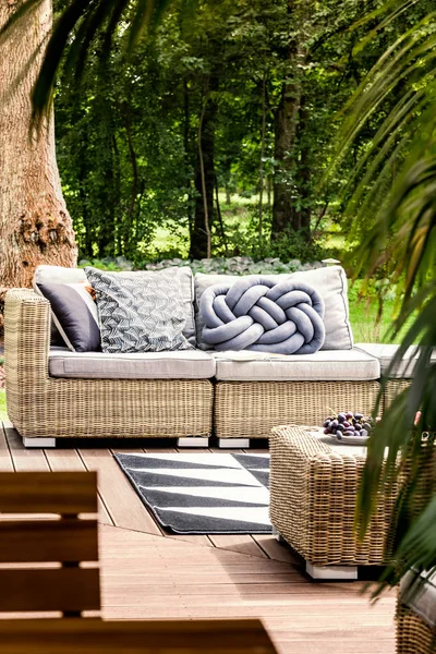 Bequeme Rattan Couch Auf Der Sonnigen Terrasse Eines Ruhigen Sommerhauses — Stockfoto