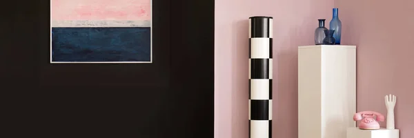単純なポスターとガラス花瓶柱の電話手の黒とピンクの壁と部屋のインテリアの配置 — ストック写真