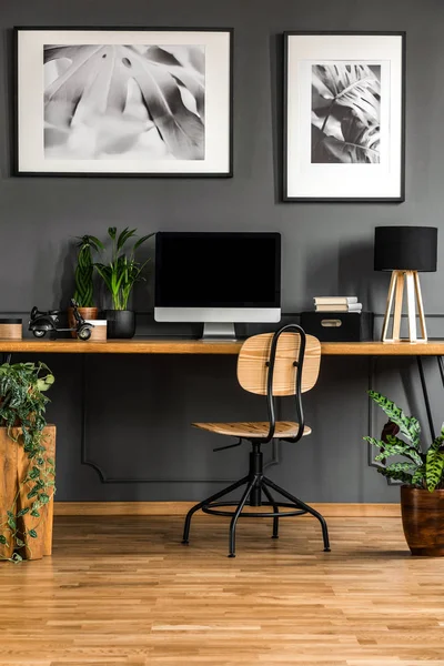 Echtes Foto Eines Dunklen Hölzernen Homeoffice Interieurs Mit Leerem Computermonitor — Stockfoto