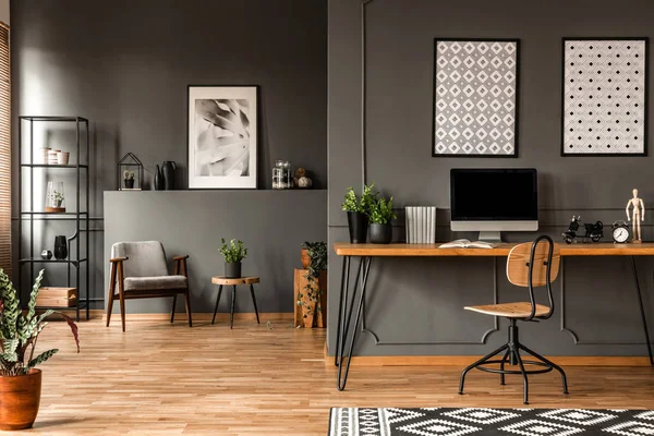 Affiches Motifs Dessus Bureau Avec Écran Ordinateur Dans Intérieur Gris — Photo